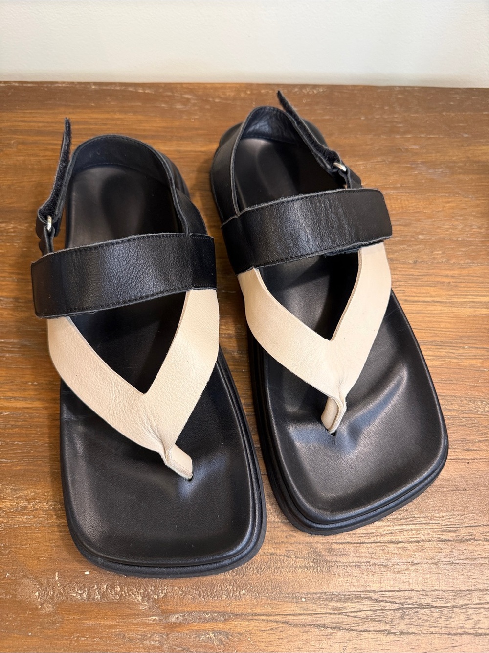 ALOHAS  Decade Bi-Color Leather Sandal